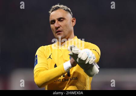 Nizza, Frankreich, 5.. März 2022. Keylor Navas von PSG reagiert nach der Niederlage von 1-0 im Spiel der Uber Eats Ligue 1 im Allianz Riviera Stadium, Nizza. Bildnachweis sollte lauten: Jonathan Moscrop / Sportimage Kredit: Sportimage/Alamy Live News Stockfoto