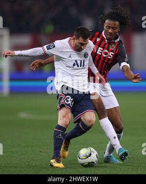 Nizza, Frankreich, 5.. März 2022. Lionel Messi vom PSG wird während des Spiels der Uber Eats Ligue 1 im Allianz Riviera Stadium in Nizza von Khephren Thuram vom OGC Nice herausgefordert. Bildnachweis sollte lauten: Jonathan Moscrop / Sportimage Kredit: Sportimage/Alamy Live News Stockfoto