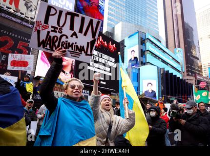 New York, USA. 5.. März 2022 -- New York City, New York, Vereinigte Staaten: Demonstranten protestieren heute Nachmittag auf dem New Yorker Times Square gegen die russische Invasion in der Ukraine. Quelle: Adam Stoltman/Alamy Live News Stockfoto