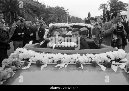 James Bond, gespielt von George Lazenby, abgebildet die Hochzeit von Tracey, gespielt von Diana Rigg während der Dreharbeiten zu „On her Majesty's Secret Service“ Estoril, Portugal. 30.. April 1969. Stockfoto