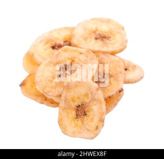 Bananenchips isoliert auf weißem Hintergrund. Snack mit getrockneten Früchten Stockfoto