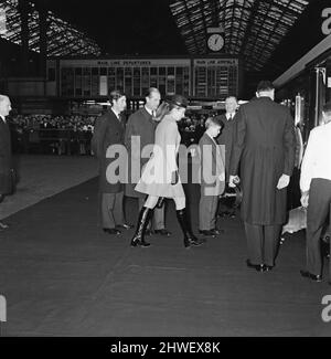 Die königliche Familie zu Weihnachten und Neujahr. Das Bild zeigt Prinz Charles, Prinz Philip, den Herzog von Edinburgh und Prinzessin Anne an Bord des Royal Train am Bahnhof Liverpool Street nach Sandringham in Norfolk, wo sie ihr neues Jahr verbringen werden. Bild aufgenommen am 30.. Dezember 1970 Stockfoto