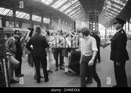 Die Szene am Bahnhof von Brighton, an der zwei Dutzend Polizisten Gruppen von Skinheads aussortierten, durchsuchten und warnten, als sie am Feiertagswochenende in der Stadt ankamen. 31.. August 1970. Stockfoto