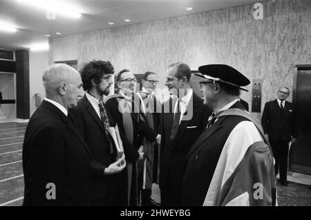 Der Herzog von Edinburgh trifft Piers Corbyn. Die Königin und der Herzog von Edinburgh besuchen das Imperial College of Science and Technology, um das neue College Block and Libraries Building zu eröffnen. Bild aufgenommen am 27.. November 1969. Der 22-jährige Piers Corbyn (mit Bart und Brille), der Präsident der Studentenvereinigung ist, wird dem Herzog und seiner Königin überreicht. Er traf sie zweimal, bei der ersten Präsentation war er nicht in der Lage, der Königin drei Briefe zu präsentieren. Er teilte dem Herzog von Edinburgh mit, dass er einige Briefe an die Königin hätte, aber der Herzog bat ihn, seine eigenen Posten zu verbuchen. Piers hat es jedoch geschafft, zu pre Stockfoto