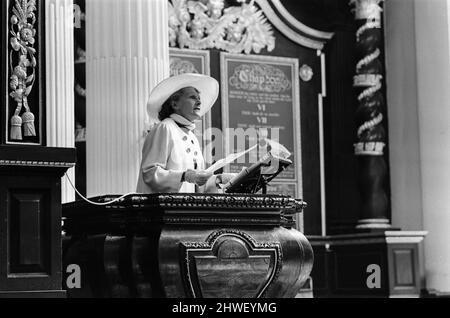 Fernsehkoch Fanny Cradock spricht von der Kanzel, St. Mary Woolnoth Church. 7.. August 1969. Stockfoto