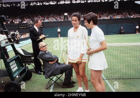 Der Wightman Cup 1970 war die Ausgabe 42. des jährlichen Tennisturniswettbewerbs der Frauen zwischen den Vereinigten Staaten und Großbritannien. Es fand im All England Lawn Tennis and Croquet Club in London in England im Vereinigten Königreich statt.die Vereinigten Staaten von Amerika schlugen Großbritannien 4-3. (Bild) Virginia Wade (links) und Billie Jean King. Circa Juni 1970 Stockfoto