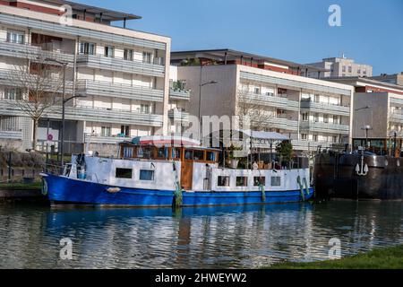 REIMS, FRANKREICH - 11.. FEBRUAR 2022: Narrowboote auf dem Kanal von Aisne nach Marne Stockfoto