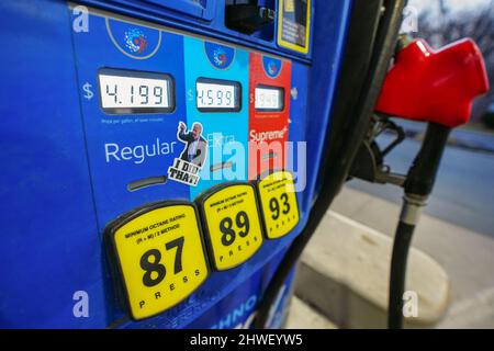 Ein Aufkleber, auf dem Präsident Joe Biden auf die Gaspreise hinweist, ist an einer Gaspumpe am 5. März 2022 an der Exxon-Tankstelle in Emmaus, Pennsylvania, zu sehen. Stockfoto