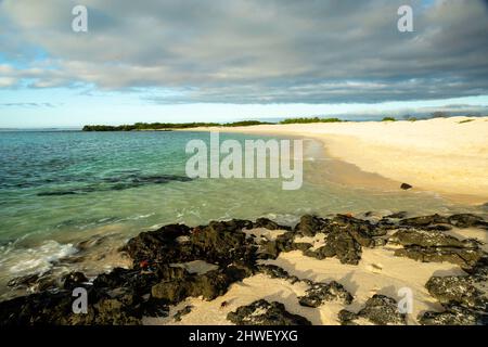 Foto von Las Bacchas, einem Strand auf der Nordseite der Insel Santa Cruz, Gal‡pagos Inseln, Ecuador. Stockfoto