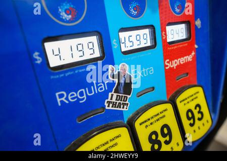 Ein Aufkleber, auf dem Präsident Joe Biden auf die Gaspreise hinweist, ist an einer Gaspumpe am 5. März 2022 an der Exxon-Tankstelle in Emmaus, Pennsylvania, zu sehen. Stockfoto