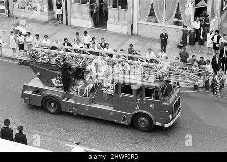 Die Beerdigung der fünf Feuerwehrmänner, die in der vergangenen Woche in Dudgeons Wharf, East London, nach einer Explosion in einem stillstehenden Öllager auf der Isle of Dogs getötet wurden. An diesem Donnerstagnachmittag, dem 17. Juli, war ein Feuer ausgebrochen, das am Ufer der Themse liegt und abgerissen wird. Feuerwehrmannschaften kamen von den Feuerwachen Millwall, Cannon Street und PoplarÕs Brunswick Road an, um sicherzustellen, dass es draußen war, aber ein Funke explodierte in einem der Panzer und stürzten die Besatzung (die oben auf einem der Panzer gestanden hatte) in den Tod. Die Brigade Beerdigung Service für Feuerwehrleute mich Stockfoto