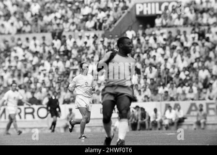 Brasilien gegen die Tschechoslowakei 1970 Weltcup-Gruppe C. Brasilien gewann 4-1On am Vorabend des Eröffnungsspiel Brasiliens bei der WM 1970 waren die Erwartungen nicht so hoch, wie man im Nachhinein denken könnte. Die damals zweifachen Weltmeister hatten im Turnier 1966, das in der Gruppenphase von Portugal und Ungarn besiegt wurde, einen schlechten Eindruck hinterlassen. 1966 ist immer noch Brasiliens schlimmste Leistung in der Weltcup-Geschichte. 1970 begannen die Erinnerungen an die 1958 und 1962 siegreichen Seiten Brasiliens zu verblassen. Garrincha, Didi, Nilton Santos, Vava, Djalma Santos ? Ihre Karriere war lange vorbei. Aber es gab einen einzigen Überlebenden Stockfoto