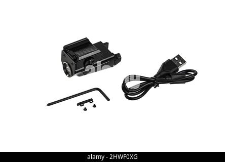 Spezialwaffe Taschenlampe mit Halterung. Moderne LED-Taschenlampe aus Metall in schwarzer Farbe. Tragbare Taschenlampe isoliert auf weißem Hintergrund. Stockfoto