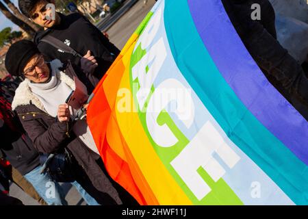 Rom, Italien. 05. März 2022. Der Protestierende hält während einer Kundgebung gegen die russische Invasion in der Ukraine in Rom eine Regenbogenfahne des Friedens. Kredit: SOPA Images Limited/Alamy Live Nachrichten Stockfoto