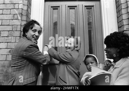 Der Komiker Ken Dodd eröffnet Wohnungen in der Ducie Street und der Beaconsfield Street, Toxteth, Liverpool. Zwei Häuser, eines in jeder Straße, wurden unter einem Team von Schutzhütten- und Planungsexperten zu Wohnungen umgebaut. Ken öffnet die Tür für einen der Mieter, nachdem er den Schlüssel für Frau Margaret Gibbs in der Ducie Street übergeben hat. 7.. April 1970. Stockfoto