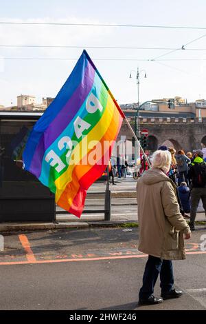 Rom, Italien. 05. März 2022. Der Protestierende hält während einer Kundgebung gegen die russische Invasion in der Ukraine in Rom eine Regenbogenfahne des Friedens. (Foto: Stefano Costantino/SOPA Images/Sipa USA) Quelle: SIPA USA/Alamy Live News Stockfoto