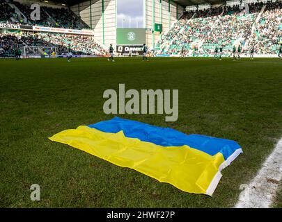 Leith, Edinburgh, Schottland, Großbritannien. 5.. März 2022; Easter Road, Leith, Edinburgh, Schottland: Beide Teams unterstützen die Ukraine während des Hibernian gegen St. Johnstone Cinch schottische Premiership-Fixture Credit: Action Plus Sports Images/Alamy Live News Stockfoto