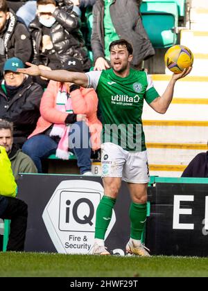 Leith, Edinburgh, Schottland, Großbritannien. 5.. März 2022; Easter Road, Leith, Edinburgh, Schottland: Lewis Stevenson von Hibernian während des Hibernian gegen St Johnstone Cinch schottische Premiership-Reglemontage Credit: Action Plus Sports Images/Alamy Live News Stockfoto