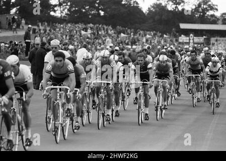 Eddy Merckx (Belgien-Fahrer Nummer 21 - 3. von links) im Bild, der bei den Weltmeisterschaften im Mallory Park in Leicester, Leicestershire, England, teilnimmt und 29. beendete. Der Gewinner war der belgische Landsmann Jean-Pierre Monsere in 6 Stunden 33 Minuten 58seconds. In seiner Karriere erzielte Eddy 525 Karrieresiege, die von einem Radprofi am meisten zu verzeichnen sind. Er gewann das Doppel der Tour de France - Giro d'Italia in den Jahren 1970, 1972 und 1974. Er gewann den Giro d'Italia - Vuelta a Espana Doppel im Jahr 1973. Er hat 34 Etappensiege der Tour de France (den Rekord), darunter sechs Etappen in den Jahren 1969 und 1972 und acht Stockfoto