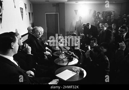 Sir Matt Busby gibt seinen Rücktritt als Manager von Manchester United auf der Pressekonferenz in Old Trafford am Dienstag, den 14.. Januar 1969, bekannt. Sir Matt Busby wurde zum General Manager ernannt und wird bis zum Ende der Saison weiterhin als Teamleiter tätig sein. Stockfoto