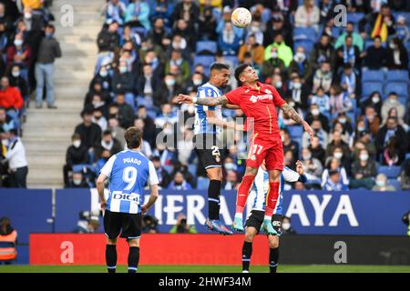 BARCELONA/SPANIEN - 5. MÄRZ: Yangel Herrera von Espanyol kämpft mit Mathías Olivera von Getafe während des Getafe-Spiels zwischen Espanyol und dem RCDE-Stadion am 5. März 2022 in Barcelona, Spanien, um den Ball. (Foto von Sara Aribó/Pximages) Stockfoto