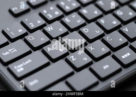 Nahaufnahme der Computertastatur. Alphabetische und japanische hiragana Tastatur eingeben. Stockfoto