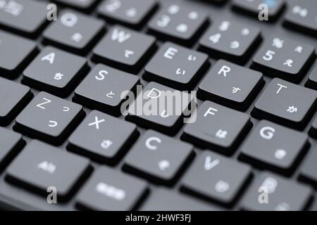 Nahaufnahme der Computertastatur. Alphabetische und japanische hiragana Tastatur eingeben. Stockfoto