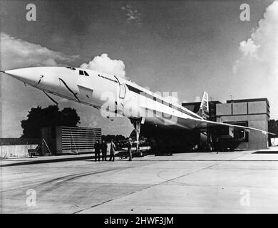 Der britische Concorde 002-Prototyp wird aus seinem Aufhänger, in dem er im Werk der British Aircraft Corporation in Filton, Bristol, gebaut wurde, ausgerollt. Vor dem Erstflug wird er noch mehr getestet. 1.. April 1969. Stockfoto
