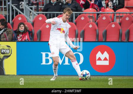 Toronto, Ontario, Kanada. 5. März 2022. Tom Barlow (74) in Aktion während des MLS-Spiels zwischen dem FC Toronto und den New York Red Bulls. Das Spiel endete 1-4 für die New Yorker Red Bulls (Bildquelle: © Angel Marchini/ZUMA Press Wire) Bildquelle: ZUMA Press, Inc./Alamy Live News Stockfoto