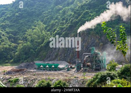 Asphalt Heißmischanlage. Es besteht aus kaltem Aggregat-System, Trocknungssystem, Staubsammelsystem, Heißaggregat heben, Mischturm. Dschungel vie Stockfoto