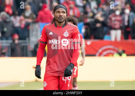 Toronto, Ontario, Kanada. 5. März 2022. Ifunanyachi Achara (99) in Aktion während des MLS-Spiels zwischen dem FC Toronto und den New York Red Bulls. Das Spiel endete 1-4 für die New Yorker Red Bulls (Bildquelle: © Angel Marchini/ZUMA Press Wire) Bildquelle: ZUMA Press, Inc./Alamy Live News Stockfoto