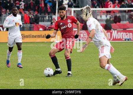 Toronto, Ontario, Kanada. 5. März 2022. Jonathan Osorio (21) und John Tolkin (47) im Einsatz während des MLS-Spiels zwischen dem FC Toronto und den New York Red Bulls. Das Spiel endete 1-4 für die New Yorker Red Bulls (Bildquelle: © Angel Marchini/ZUMA Press Wire) Bildquelle: ZUMA Press, Inc./Alamy Live News Stockfoto