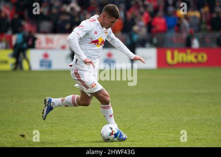 Toronto, Ontario, Kanada. 5. März 2022. Patryk Klimala (9) in Aktion während des MLS-Spiels zwischen dem FC Toronto und den New York Red Bulls. Das Spiel endete 1-4 für die New Yorker Red Bulls (Bildquelle: © Angel Marchini/ZUMA Press Wire) Bildquelle: ZUMA Press, Inc./Alamy Live News Stockfoto