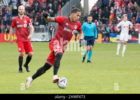 Toronto, Ontario, Kanada. 5. März 2022. Carlos Salcedo (3) in Aktion während des MLS-Spiels zwischen dem FC Toronto und den New York Red Bulls. Das Spiel endete 1-4 für die New Yorker Red Bulls (Bildquelle: © Angel Marchini/ZUMA Press Wire) Bildquelle: ZUMA Press, Inc./Alamy Live News Stockfoto