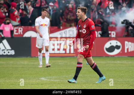 Toronto, Ontario, Kanada. 5. März 2022. Luca Petrasso (38) feiert ein Tor während des MLS-Spiels zwischen dem FC Toronto und den New York Red Bulls. Das Spiel endete 1-4 für die New Yorker Red Bulls (Bildquelle: © Angel Marchini/ZUMA Press Wire) Bildquelle: ZUMA Press, Inc./Alamy Live News Stockfoto