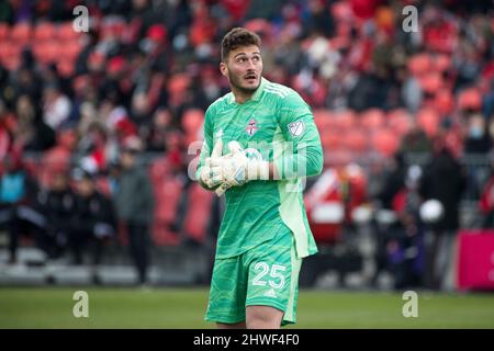 Toronto, Ontario, Kanada. 5. März 2022. Alex Bono (25) in Aktion während des MLS-Spiels zwischen dem FC Toronto und den New York Red Bulls. Das Spiel endete 1-4 für die New Yorker Red Bulls (Bildquelle: © Angel Marchini/ZUMA Press Wire) Bildquelle: ZUMA Press, Inc./Alamy Live News Stockfoto