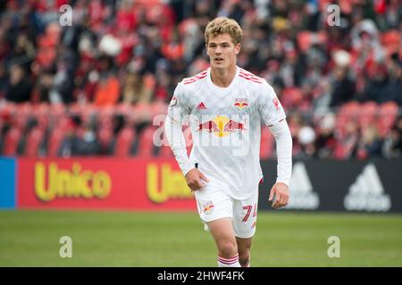 Toronto, Ontario, Kanada. 5. März 2022. Tom Barlow (74) in Aktion während des MLS-Spiels zwischen dem FC Toronto und den New York Red Bulls. Das Spiel endete 1-4 für die New Yorker Red Bulls (Bildquelle: © Angel Marchini/ZUMA Press Wire) Bildquelle: ZUMA Press, Inc./Alamy Live News Stockfoto