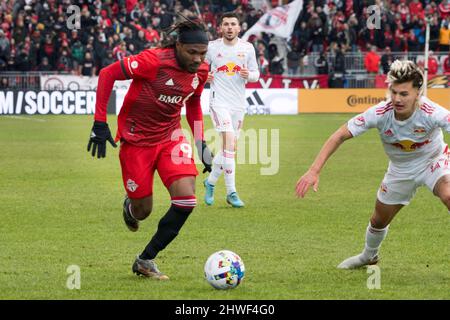 Toronto, Ontario, Kanada. 5. März 2022. Ifunanyachi Achara (99) in Aktion während des MLS-Spiels zwischen dem FC Toronto und den New York Red Bulls. Das Spiel endete 1-4 für die New Yorker Red Bulls (Bildquelle: © Angel Marchini/ZUMA Press Wire) Bildquelle: ZUMA Press, Inc./Alamy Live News Stockfoto