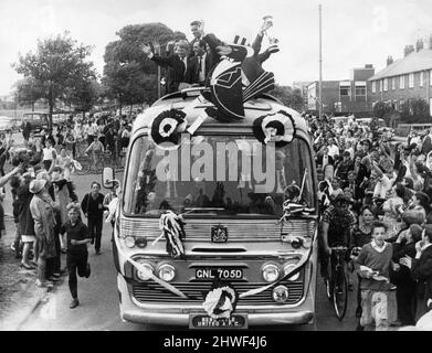 Newcastle United Homecoming nach dem Gewinn des 1969 Inter-Cities Fairs Cup mit einem Gesamtgewinn von 6-2 gegen den ungarischen Ujpest FC, Donnerstag, den 12.. Juni 1969. Unser Bild zeigt ... Feiern auf der Straße, während das Siegerteam den Pokal und das Maskottchen der Elster nimmt, um die Fans von Tyneside zu zeigen. Stockfoto