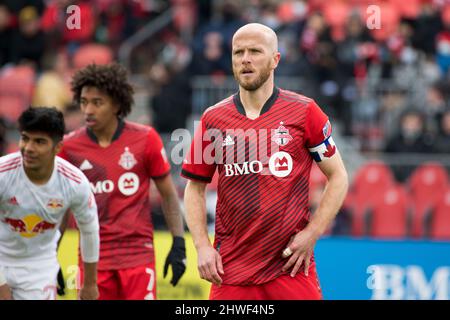 Toronto, Ontario, Kanada. 5. März 2022. Michael Bradley (4) in Aktion während des MLS-Spiels zwischen dem FC Toronto und den New York Red Bulls. Das Spiel endete 1-4 für die New Yorker Red Bulls (Bildquelle: © Angel Marchini/ZUMA Press Wire) Bildquelle: ZUMA Press, Inc./Alamy Live News Stockfoto