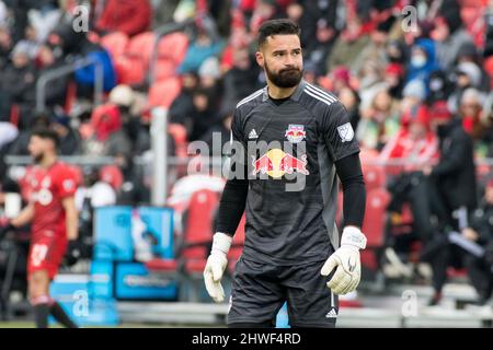 Toronto, Ontario, Kanada. 5. März 2022. Carlos Miguel Coronel (1) in Aktion während des MLS-Spiels zwischen dem FC Toronto und den New York Red Bulls. Das Spiel endete 1-4 für die New Yorker Red Bulls (Bildquelle: © Angel Marchini/ZUMA Press Wire) Bildquelle: ZUMA Press, Inc./Alamy Live News Stockfoto