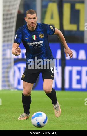 Mailand, Italien. 04. März 2022. Edin Dzeko ( FC Inter ) in Aktion die Serie A zwischen FC.Inter und US. Salernitana 1919 im San Siro Stadion Endstand: 5-0 in Mailand, Italien am 4. März 2022. (Foto: Agostino Gemito/Pacific Press/Sipa USA) Quelle: SIPA USA/Alamy Live News Stockfoto