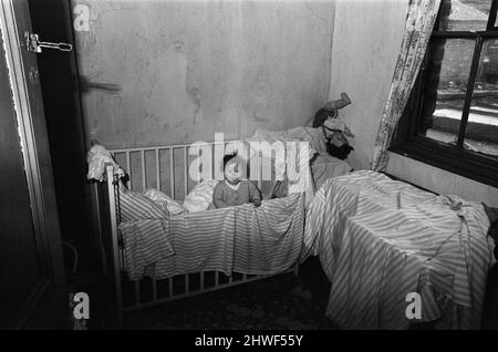Slum-Wohnungen in Salford, Greater Manchester. 30.. Januar 1970. Stockfoto