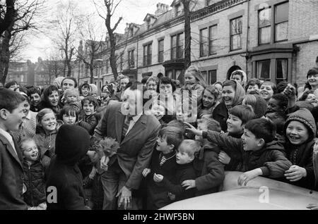 Der Komiker Ken Dodd eröffnet Wohnungen in der Ducie Street und der Beaconsfield Street, Toxteth, Liverpool. Zwei Häuser, eines in jeder Straße, wurden unter einem Team von Schutzhütten- und Planungsexperten zu Wohnungen umgebaut. Ken kommt in der Ducie Street an, um von einer großen Menschenmenge begrüßt zu werden. Straße. 7.. April 1970. Stockfoto