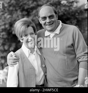 Cliff Mitchelmore und seine Frau Jean Metcalfe in ihrem Haus in Reigate, Surrey. Cliff Michelmore hat in einer rund 60-jährigen Karriere die Berichterstattung über Ereignisse wie die Mondlandungen von Apollo und zwei Parlamentswahlen verankert. Er präsentierte heute Abend von 1957 bis 1965 BBC Television Show. Am 4. März 1950 heiratete er Jean Metcalfe, einen BBC-Sprecher, der in London Two-Way Family Favorites präsentierte, während er den Hamburger Link im Programm des British Forces Broadcasting Service vorstellte. Die beiden haben sich sechs Monate lang nicht von Angesicht zu Angesicht getroffen, aber nach dem Treffen waren sie schnell verlobt und heirathen Stockfoto