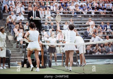 Der Wightman Cup 1970 war die Ausgabe 42. des jährlichen Tennisturniswettbewerbs der Frauen zwischen den Vereinigten Staaten und Großbritannien. Es fand im All England Lawn Tennis and Croquet Club in London in England im Vereinigten Königreich statt.die Vereinigten Staaten von Amerika schlugen Großbritannien 4-3. (Bild) Billie Jean King (rechts) nach ihrem Sieg. Circa Juni 1970 Stockfoto