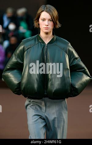 Paris, Frankreich. 04. März 2022. LOEWE Herbst/Winter 2022-23 Start- und Landebahn während der Paris Fashion Week - Paris, Frankreich. 04/03/2022 Credit: dpa/Alamy Live News Stockfoto