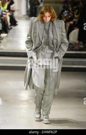 Paris, Frankreich. 04. März 2022. VTMNTS Herbst/Winter 2022-23 Start- und Landebahn während der Paris Fashion Week - Paris, Frankreich. 04/03/2022 Credit: dpa/Alamy Live News Stockfoto