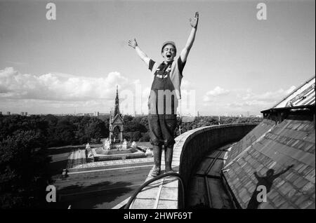 Der 33-jährige Patrick MacKenton aus London platzt auf der Brüstung der Albert Hall, 90ft oberhalb des Albert Memorial im Hintergrund, in Gesang. Patrick ist Vorarbeiter bei der Peter Cox Stone Cleaning Company, die zur Zeit die Albert Hall mit einer Nasssandstrahlmethode reinigt. Patrick arbeitet seit fünf Wochen auf dem Dach der Albert Hall und der komplette Betrieb wird 18 Monate dauern. 21.. August 1969. Stockfoto