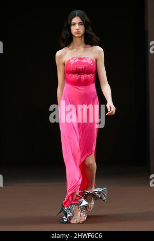 Paris, Frankreich. 04. März 2022. LOEWE Herbst/Winter 2022-23 Start- und Landebahn während der Paris Fashion Week - Paris, Frankreich. 04/03/2022 Credit: dpa/Alamy Live News Stockfoto